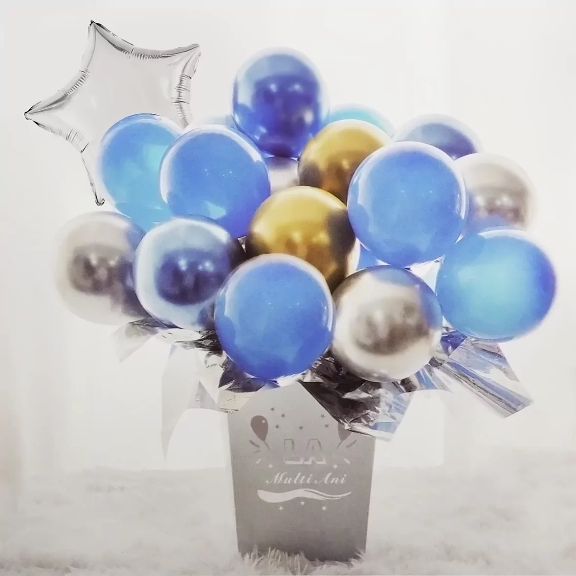Set aranjament buchet 23 baloane albastre, argintii si aurii, in cutie cu mesaj La Multi Ani