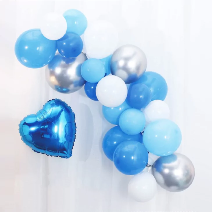 Ghirlanda baloane cu baloane albastre, albe si argintii, cu inimioara albastra
