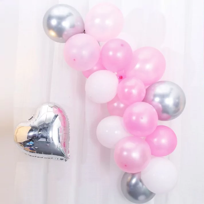 Ghirlanda baloane cu baloane roz, albe si argintii, cu inimioara argintie