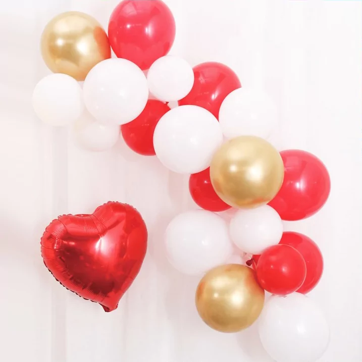 Ghirlanda baloane cu baloane rosii, albe si aurii, cu inimioara rosie