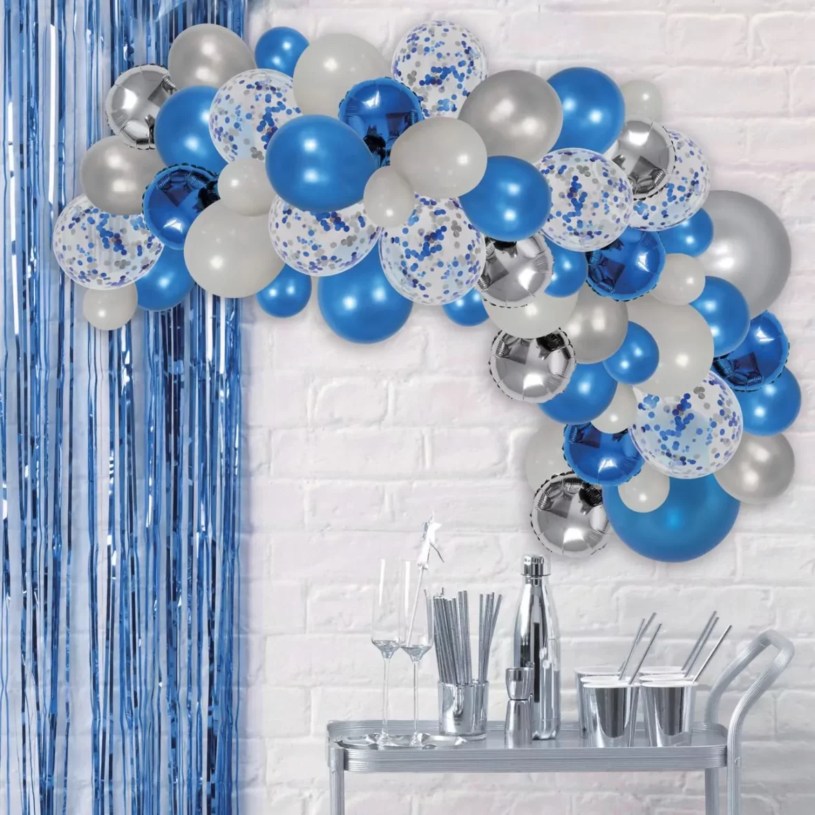 Arcada baloane aniversare petrecere, culori albastru, alb, argintiu cu baloane confetti