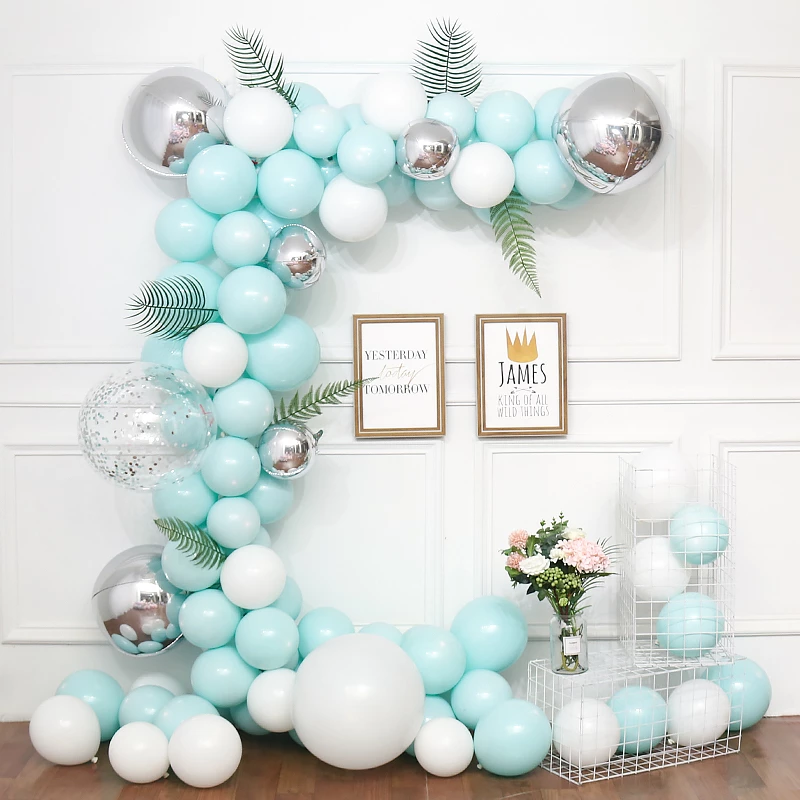 Arcada baloane aniversare petrecere in culori albastru macaron, alb, argintiu, cu frunze decorative