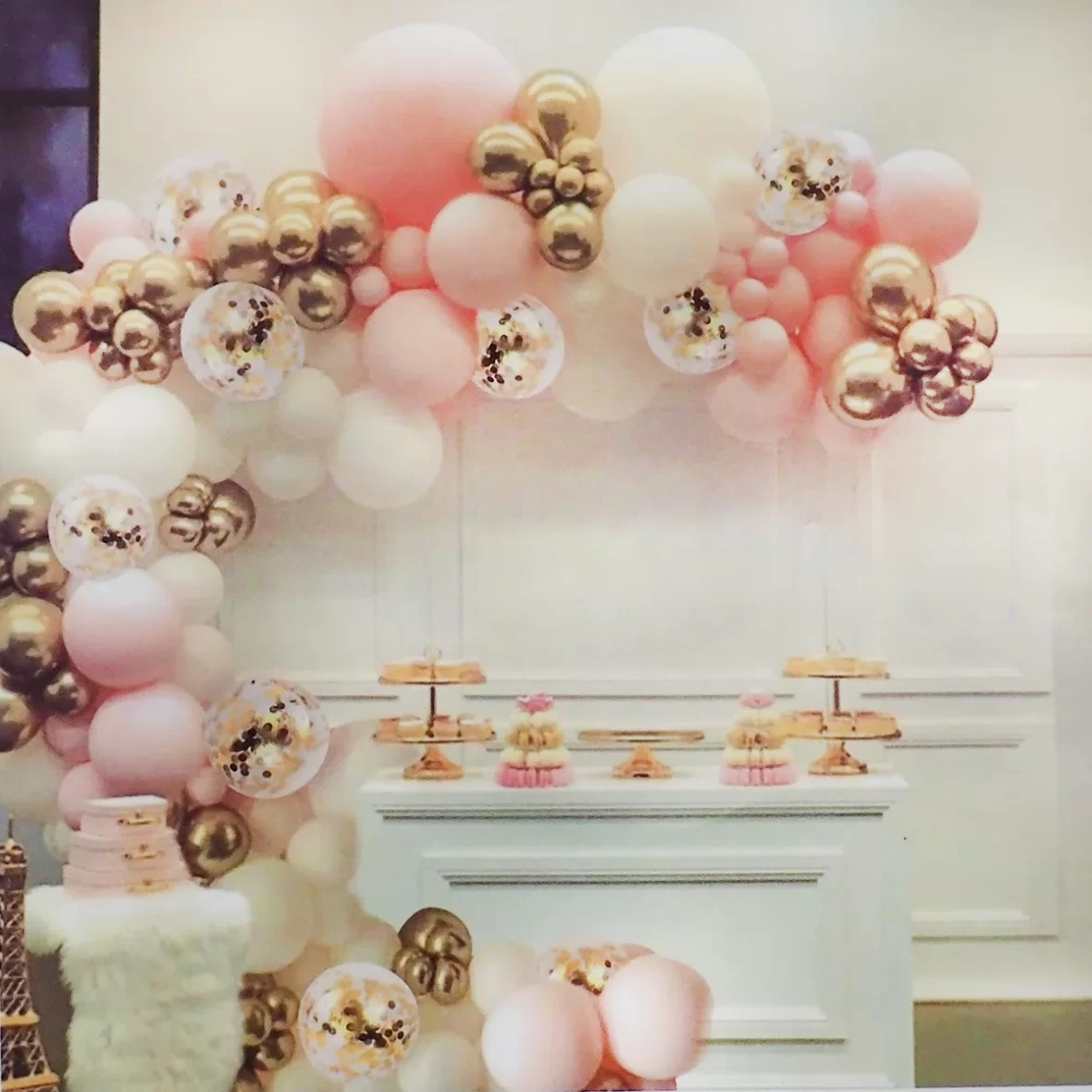 Set arcada baloane in nuante de roz, auriu, alb, cu baloane confetti si accesorii, 100 de baloane
