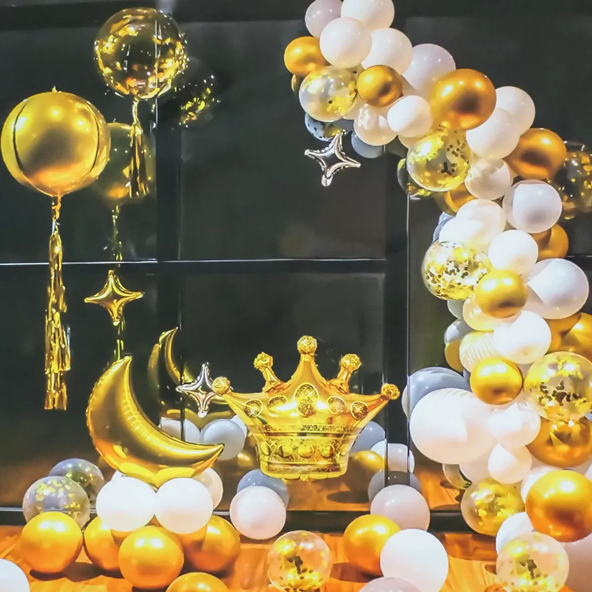 Set arcada baloane in nuante auriu si alb, cu baloane folie coronita, luna, stele
